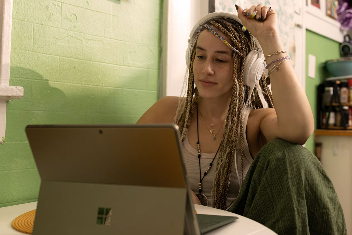 A garota na frente do laptop está se preparando para escrever um TCC rápido